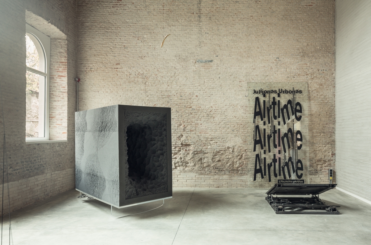 Airtime_by Julijonas Urbonas_Installation View_detail