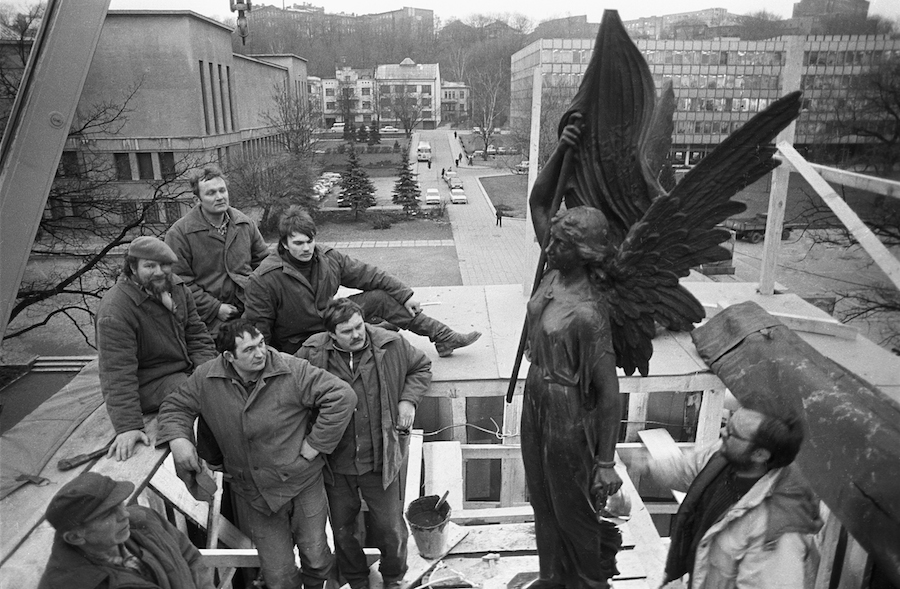 romualdas_pozerskis_1989-02-10-restoration_of_freedom_monument