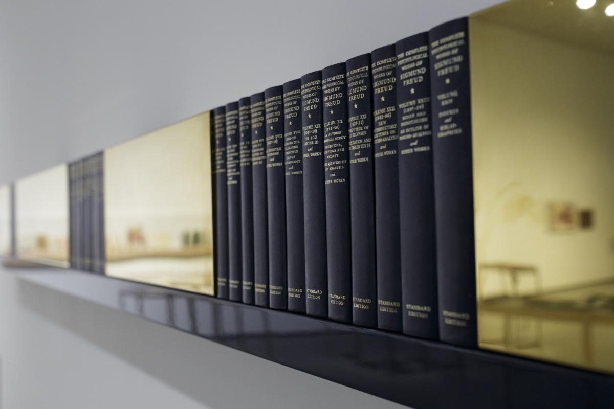 Rodney Graham. Supplemented standard edition with Prussian blue shelf (for Eindhoven), 1990-1991. Collection Van Abbemuseum, Eindhoven. Photo: Andrejs Strokins. Latvian Centre for Contemporary Art, 2017 