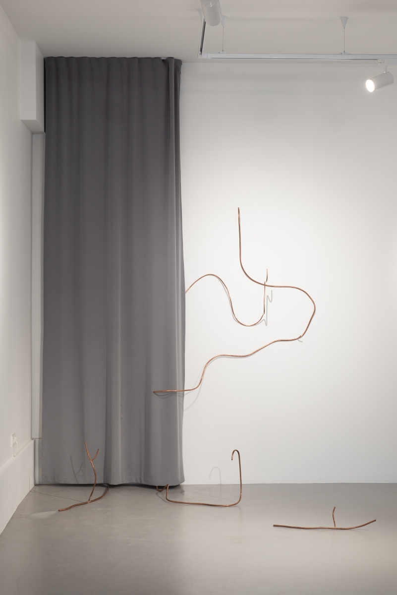 Anna Mari Liivrand “Landscape for rose teardrops”. Installation: copper pipes, rose essence, textile, 2018. Photo: Madis Kats