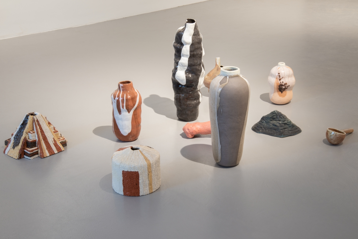 Laura Põld “A necklace, a ladle, a touching vase and other recollections in clay”. Installation: ceramics, earthenware, wood firing, found objects, 2016–2018. Photo: Madis Kats