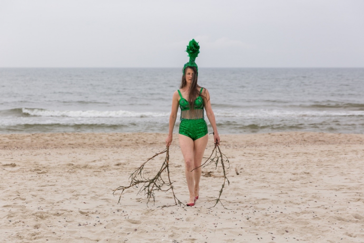 Artist's walk / performance / talk Unbecoming Sea by Kira O'Reilly during the 6th Inter-format Symposium, 2016. Photo by Andrej Vasilenko
