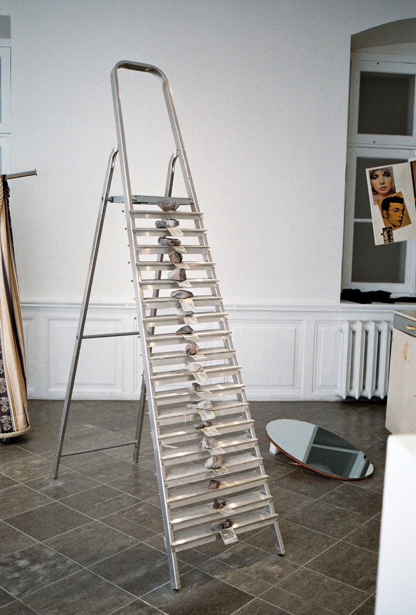 Kadi Estland, Closet and Ladder. Closet, satellite dish, mirror, ladder, stones, money, sand 2019. Courtesy of the artist. Photo by Marta Vaarik 